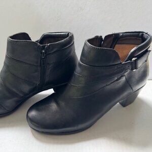 Black Leather Ankle Boots with Buckle Detail and Zipper Closure - size 9